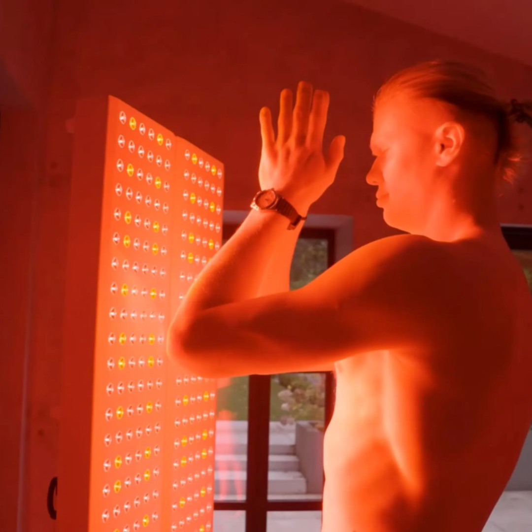 Erling Haaland, Kim Kardashian og LeBron James bruker rødt lys-terapi for restitusjon, hud og helse. Men virker det egentlig? Her ser vi på forskningen bak rødt og nær-infrarødt lys – og hva studiene faktisk viser.