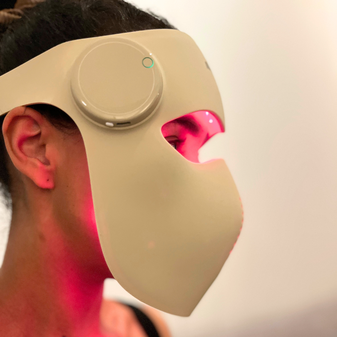 Numans Laser Pro Mask i bruk - kvinne med Laser-maske for hudpleie og anti-aging behandling