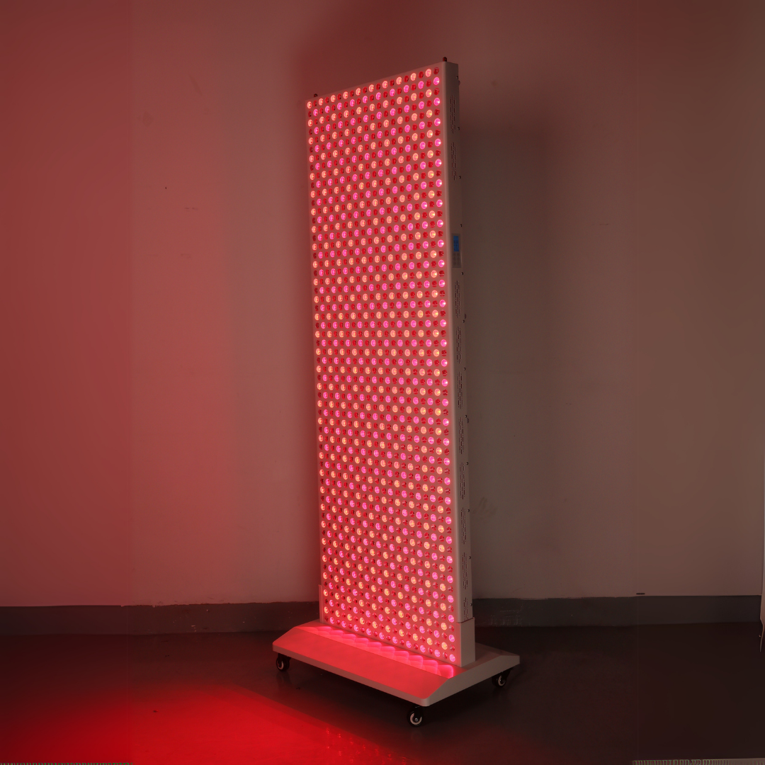 LUMI ELITE 6000W rødlysterapi panel for profesjonell hjemmebehandling
LUMI ELITE 6000W infrarød lysterapi panel montert på gulvstøtte
Nærbilde av LUMI ELITE 6000W LED panel med rødt og infrarødt lys